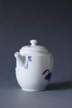 Load image into Gallery viewer, Qinghua Swans Jingdezhen Fine Porcelain Teapot by Master KuangShi 青花匡石手绘天鹅高仕壶 95ml
