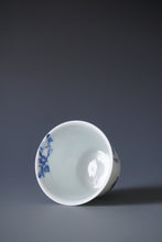Load image into Gallery viewer, 85ml Qinghua Flower and Bird Jingdezhen Porcelain Teacup by KuangShi 青花匡石手绘花鸟杯
