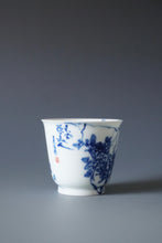 Load image into Gallery viewer, 85ml Qinghua Flower and Bird Jingdezhen Porcelain Teacup by KuangShi 青花匡石手绘花鸟杯
