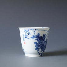 Load image into Gallery viewer, 85ml Qinghua Flower and Bird Jingdezhen Porcelain Teacup by KuangShi 青花匡石手绘花鸟杯
