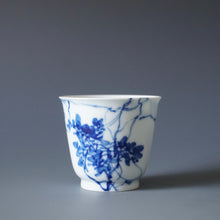 Load image into Gallery viewer, 85ml Qinghua Flower and Bird Jingdezhen Porcelain Teacup by KuangShi 青花匡石手绘花鸟杯
