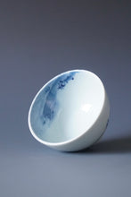 Load image into Gallery viewer, 100ml Qinghua Hermit Jingdezhen Porcelain Teacup by KuangShi 青花匡石手绘泼墨隐士杯
