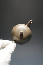 Load image into Gallery viewer, Qingduan Wengxing Yixing Teapot 青段瓮形 160ml
