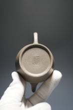 Load image into Gallery viewer, Qingduan Wengxing Yixing Teapot 青段瓮形 160ml
