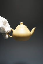 Load image into Gallery viewer, Benshan Lüni  Pear Yixing Teapot 本山绿泥梨形壶 140ml

