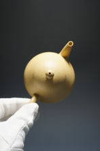 Load image into Gallery viewer, Benshan Lüni  Pear Yixing Teapot 本山绿泥梨形壶 140ml
