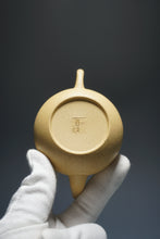 Load image into Gallery viewer, Benshan Lüni  Pear Yixing Teapot 本山绿泥梨形壶 140ml

