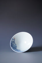 Load image into Gallery viewer, 100ml Qinghua Three People Jingdezhen Porcelain Douli Teacup by KuangShi 青花匡石手绘泼墨三人杯
