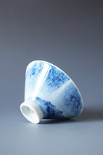 Load image into Gallery viewer, 100ml Qinghua Three People Jingdezhen Porcelain Douli Teacup by KuangShi 青花匡石手绘泼墨三人杯
