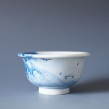 Load image into Gallery viewer, 115ml Qinghua Mountains Jingdezhen Porcelain Teacup by KuangShi 青花匡石匡石手绘泼墨见山杯
