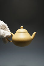 Load image into Gallery viewer, Benshan Lüni  Pear Yixing Teapot 本山绿泥梨形壶 140ml
