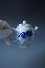 Load image into Gallery viewer, Qinghua Swans Jingdezhen Fine Porcelain Teapot by Master KuangShi 青花匡石手绘天鹅高仕壶 95ml
