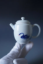 Load image into Gallery viewer, Qinghua Swans Jingdezhen Fine Porcelain Teapot by Master KuangShi 青花匡石手绘天鹅高仕壶 95ml
