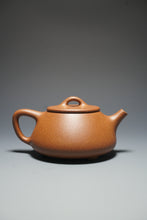 Load image into Gallery viewer, Baoshan Pinggai Shipiao Yixing Teapot 宝山降坡泥平盖石瓢 220ml

