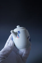Load image into Gallery viewer, Qinghua Swans Jingdezhen Fine Porcelain Teapot by Master KuangShi 青花匡石手绘天鹅高仕壶 95ml
