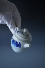 Load image into Gallery viewer, Qinghua Swans Jingdezhen Fine Porcelain Teapot by Master KuangShi 青花匡石手绘天鹅高仕壶 95ml
