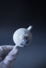 Load image into Gallery viewer, Qinghua Swans Jingdezhen Fine Porcelain Teapot by Master KuangShi 青花匡石手绘天鹅高仕壶 95ml
