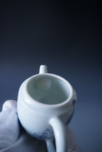 Load image into Gallery viewer, Qinghua Swans Jingdezhen Fine Porcelain Teapot by Master KuangShi 青花匡石手绘天鹅高仕壶 95ml

