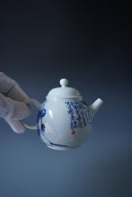 Load image into Gallery viewer, Qinghua Sleeping Cat Jingdezhen Fine Porcelain Teapot by Master KuangShi 青花匡石手绘懒猫巨轮珠 180ml
