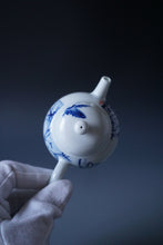 Load image into Gallery viewer, Qinghua Sleeping Cat Jingdezhen Fine Porcelain Teapot by Master KuangShi 青花匡石手绘懒猫巨轮珠 180ml
