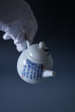 Load image into Gallery viewer, Qinghua Sleeping Cat Jingdezhen Fine Porcelain Teapot by Master KuangShi 青花匡石手绘懒猫巨轮珠 180ml
