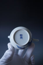 Load image into Gallery viewer, Qinghua Sleeping Cat Jingdezhen Fine Porcelain Teapot by Master KuangShi 青花匡石手绘懒猫巨轮珠 180ml
