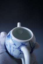 Load image into Gallery viewer, Qinghua Sleeping Cat Jingdezhen Fine Porcelain Teapot by Master KuangShi 青花匡石手绘懒猫巨轮珠 180ml
