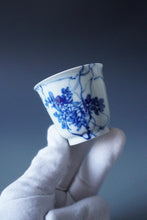 Load image into Gallery viewer, 85ml Qinghua Flower and Bird Jingdezhen Porcelain Teacup by KuangShi 青花匡石手绘花鸟杯
