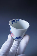 Load image into Gallery viewer, 85ml Qinghua Flower and Bird Jingdezhen Porcelain Teacup by KuangShi 青花匡石手绘花鸟杯

