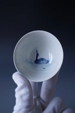 Load image into Gallery viewer, 115ml Qinghua Two Mandarin Ducks Jingdezhen Porcelain Teacup by KuangShi 青花匡石手绘三鸭杯
