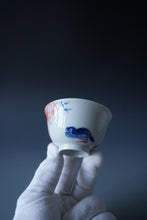 Load image into Gallery viewer, 115ml Qinghua Bird and Rock Jingdezhen Porcelain Teacup by KuangShi 青花匡石手绘鸟石杯

