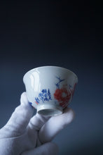 Load image into Gallery viewer, 115ml Qinghua Bird and Rock Jingdezhen Porcelain Teacup by KuangShi 青花匡石手绘鸟石杯
