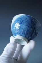 Load image into Gallery viewer, 100ml Qinghua Hermit Jingdezhen Porcelain Teacup by KuangShi 青花匡石手绘泼墨隐士杯
