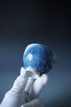 Load image into Gallery viewer, 100ml Qinghua Hermit Jingdezhen Porcelain Teacup by KuangShi 青花匡石手绘泼墨隐士杯
