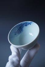 Load image into Gallery viewer, 100ml Qinghua Hermit Jingdezhen Porcelain Teacup by KuangShi 青花匡石手绘泼墨隐士杯
