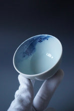 Load image into Gallery viewer, 100ml Qinghua Hermit Jingdezhen Porcelain Teacup by KuangShi 青花匡石手绘泼墨隐士杯
