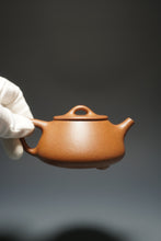 Load image into Gallery viewer, Baoshan Pinggai Shipiao Yixing Teapot 宝山降坡泥平盖石瓢 220ml
