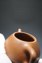 Load image into Gallery viewer, Baoshan Pinggai Shipiao Yixing Teapot 宝山降坡泥平盖石瓢 220ml
