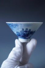 Load image into Gallery viewer, 100ml Qinghua Three People Jingdezhen Porcelain Douli Teacup by KuangShi 青花匡石手绘泼墨三人杯
