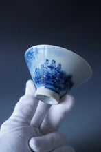 Load image into Gallery viewer, 100ml Qinghua Three People Jingdezhen Porcelain Douli Teacup by KuangShi 青花匡石手绘泼墨三人杯
