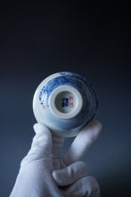 Load image into Gallery viewer, 115ml Qinghua Mountains Jingdezhen Porcelain Teacup by KuangShi 青花匡石匡石手绘泼墨见山杯
