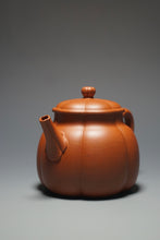 Load image into Gallery viewer, Fully Handmade Hongpilong Jingwen Yanxin Yixing Teapot by Jiang Jianrong 全手工姜建荣红皮龙筋纹言心 210ml

