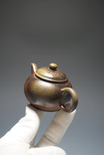 Load image into Gallery viewer, Wood Fired Dicaoqing Shuiping Yixing Teapot No.1 柴烧底槽清水平 80ml
