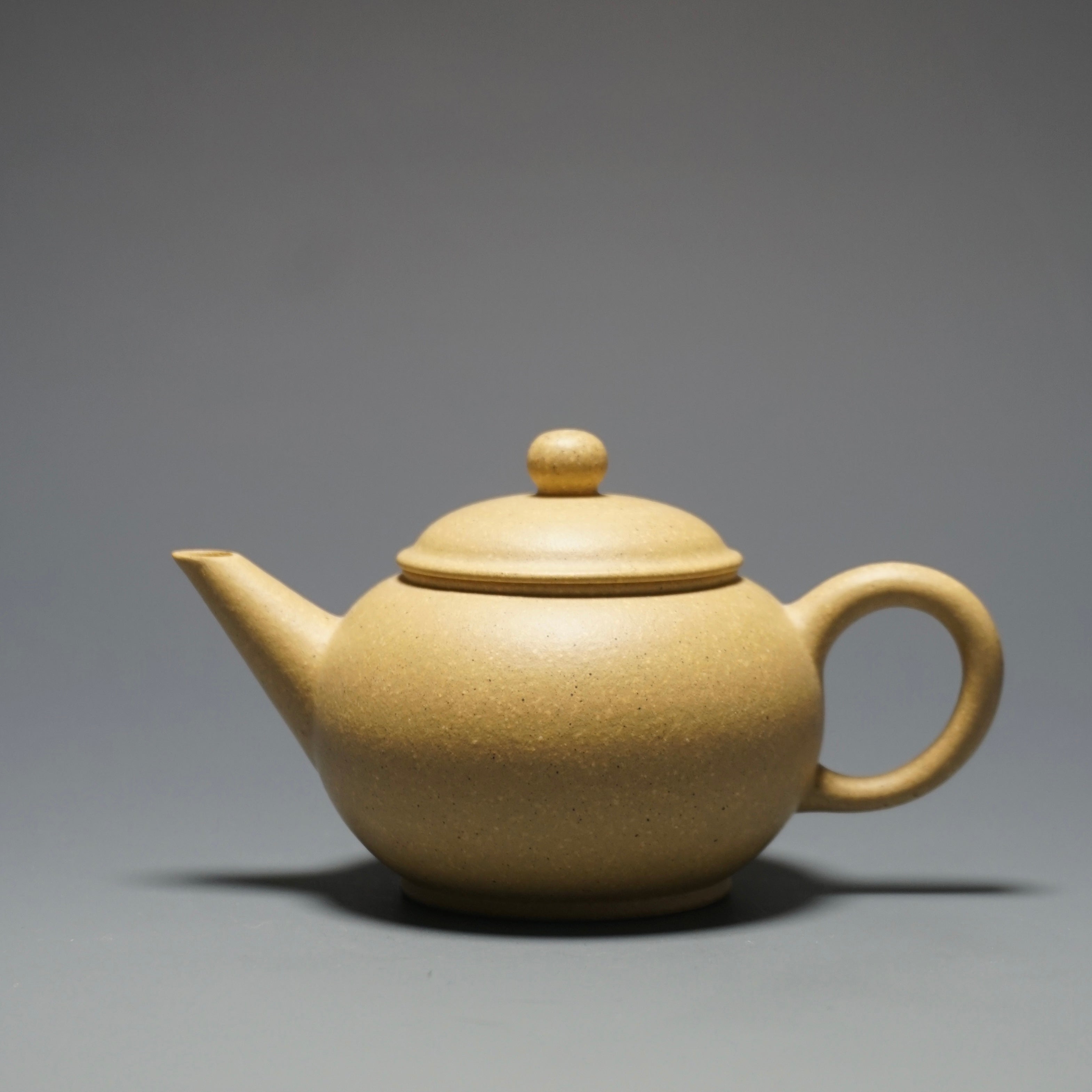 Benshan Lüni Little Shuiping Yixing Teapot 本山绿泥小水平 70ml – MudandLeaves