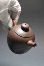 Load image into Gallery viewer, Julunzhu Nixing Teapot by Wu Sheng Sheng 坭兴吴盛胜巨轮珠 155ml
