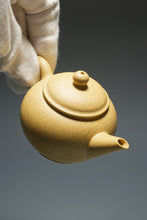 Load image into Gallery viewer, Benshan Lüni Little Shuiping Yixing Teapot 本山绿泥小水平 70ml
