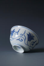 Load image into Gallery viewer, Wood Fired Qinghua Lillies Jingdezhen Porcelain Teacup 柴窑青花百合杯 140ml
