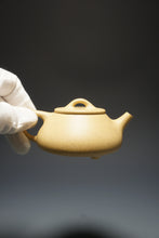 Load image into Gallery viewer, Benshan Lüni Pinggai Shipiao Teapot 本山绿泥平盖石瓢 145ml
