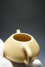 Load image into Gallery viewer, Benshan Lüni Pinggai Shipiao Teapot 本山绿泥平盖石瓢 145ml
