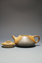 Load image into Gallery viewer, Wood Fired Benshan Lüni Shipiao Yixing Teapot 本山绿泥柴烧石瓢 150ml
